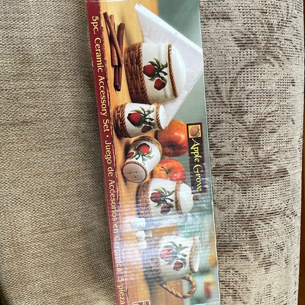 Napkin holder/sugar & creamer set/salt & pepper- New very cute!